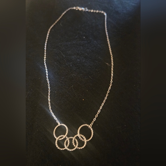 Elegant Silver Necklace with 5 Interlocking Circle A Symbol Of Any Relationship - Picture 1 of 4